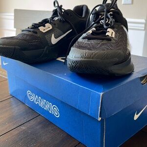 Nike Giannis men’s tennis shoes size 10